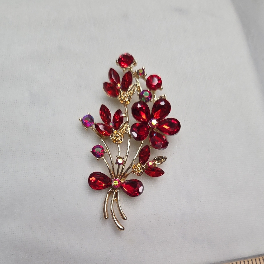 Red Crystal Gold Tone Floral Flower Brooch Retro Style Pin Rhinestones Elegant